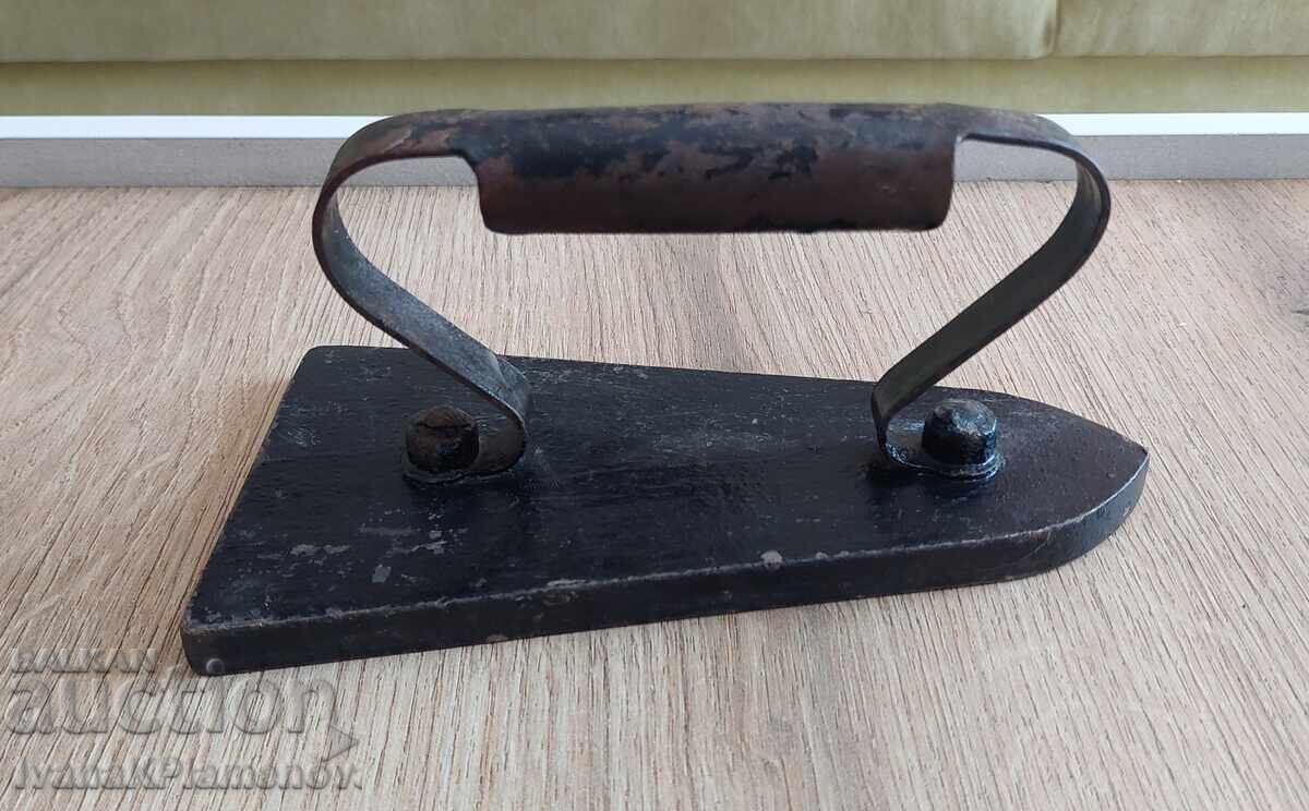 Fier de călcat vintage pentru colecționari cu preț € 16.00 | 31.29 BGN