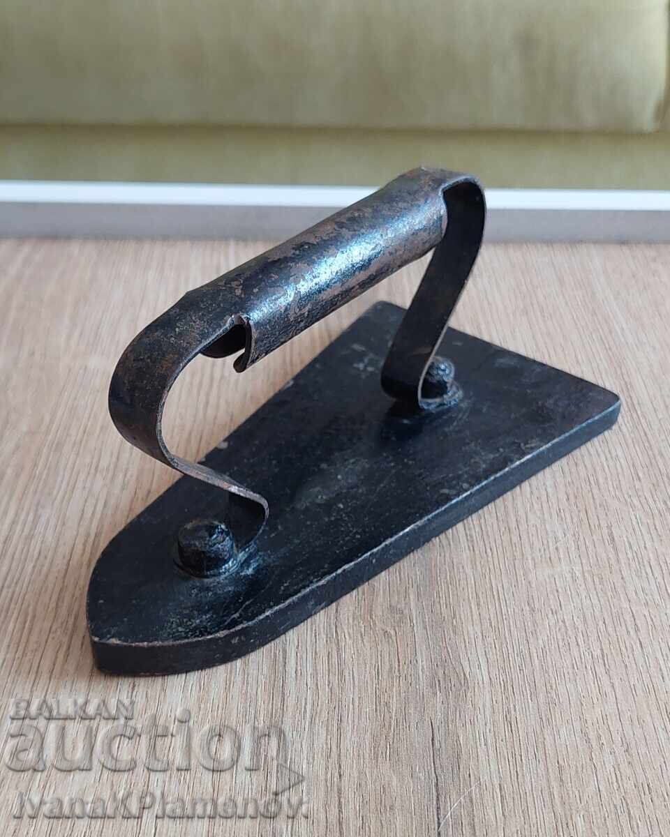 Fier de călcat vintage pentru colecționari