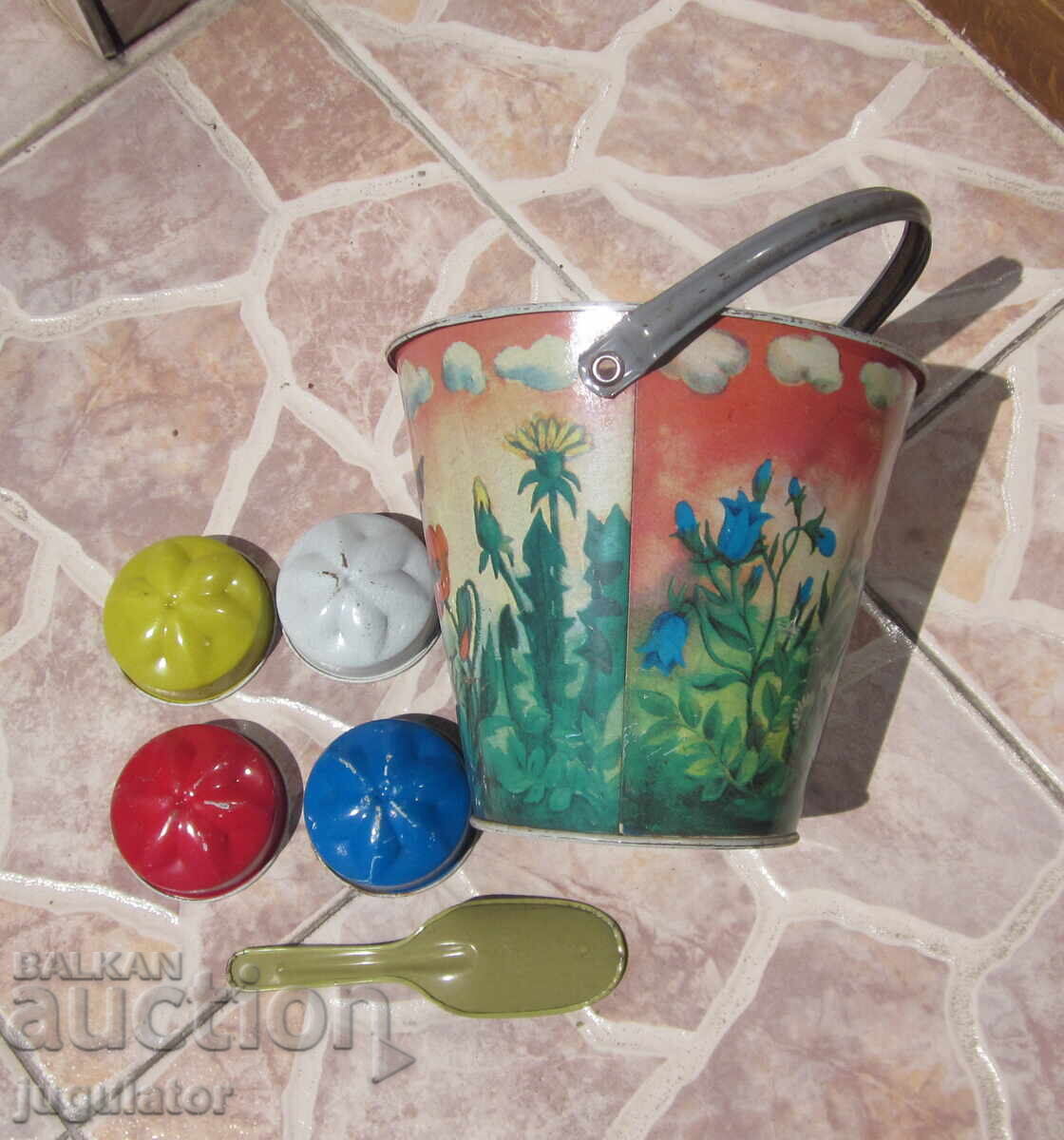 стара метална играчка кофа кофичка с лопатка и форми от соца с цена € 20.00 | 39.12 лв.