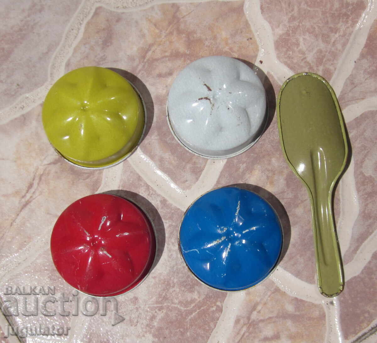 Доставка на стара метална играчка кофа кофичка с лопатка и форми от соца