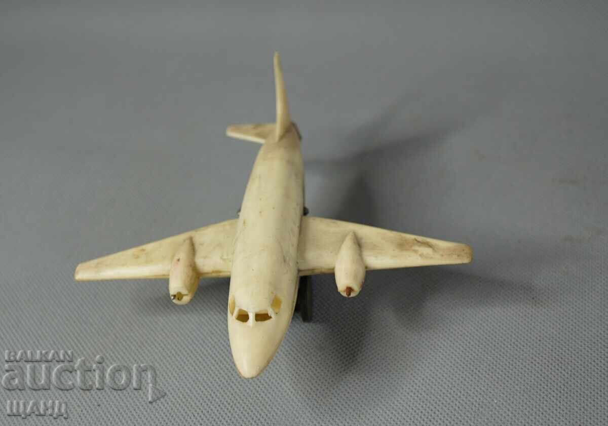 Veche jucărie mecanică rusească din plastic, model avion cu preț € 3.40 | 6.65 BGN