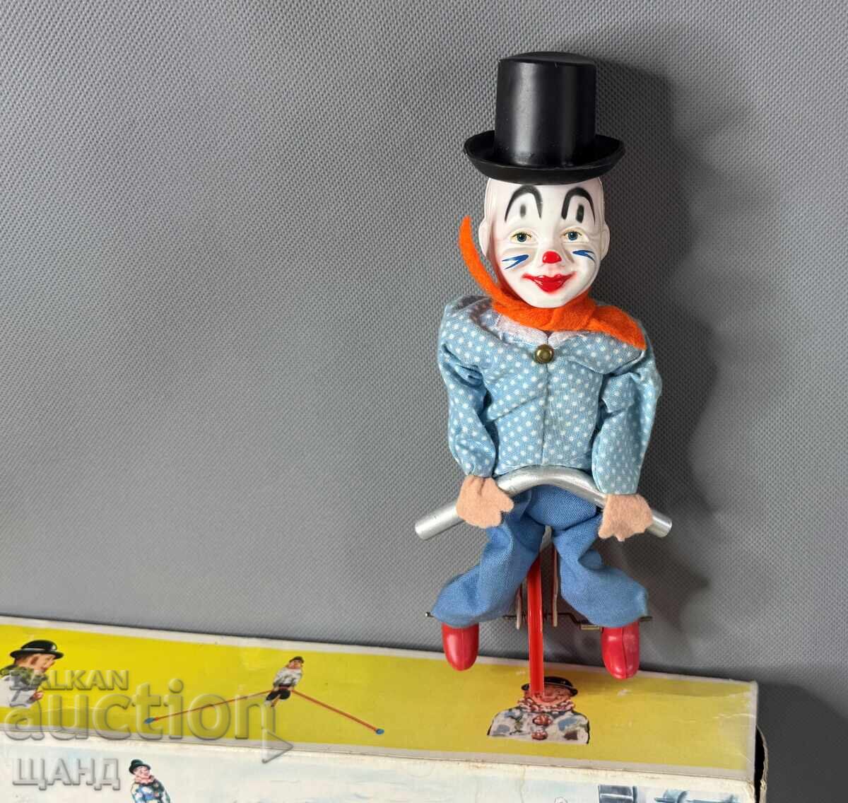 Παλιό γερμανικό παιχνίδι φιγούρα κλόουν τσίρκου σε ρόδα με το κουτί του με τιμή € 12.75 | 24.94 BGN Παλιό γερμανικό παιχνίδι φιγούρα κλόουν τσίρκου σε ρόδα με το κουτί του με τιμή € 12.75 | 24.94 BGN