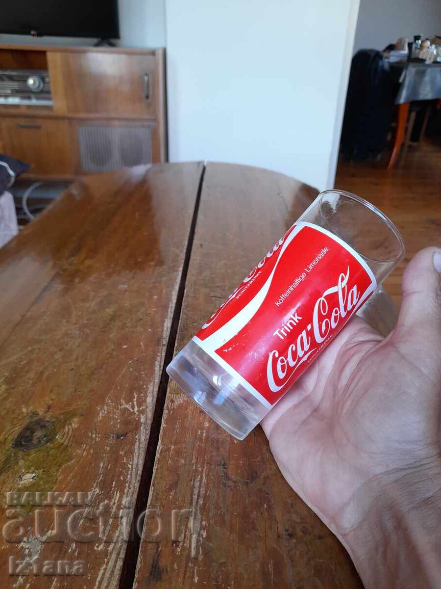 Livrarea Un pahar vechi de Coca Cola, Coca Cola