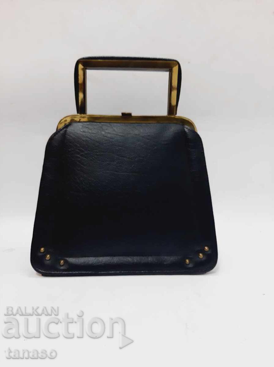 Delivery of Vintage black bag – 50s/60s – brass frame body