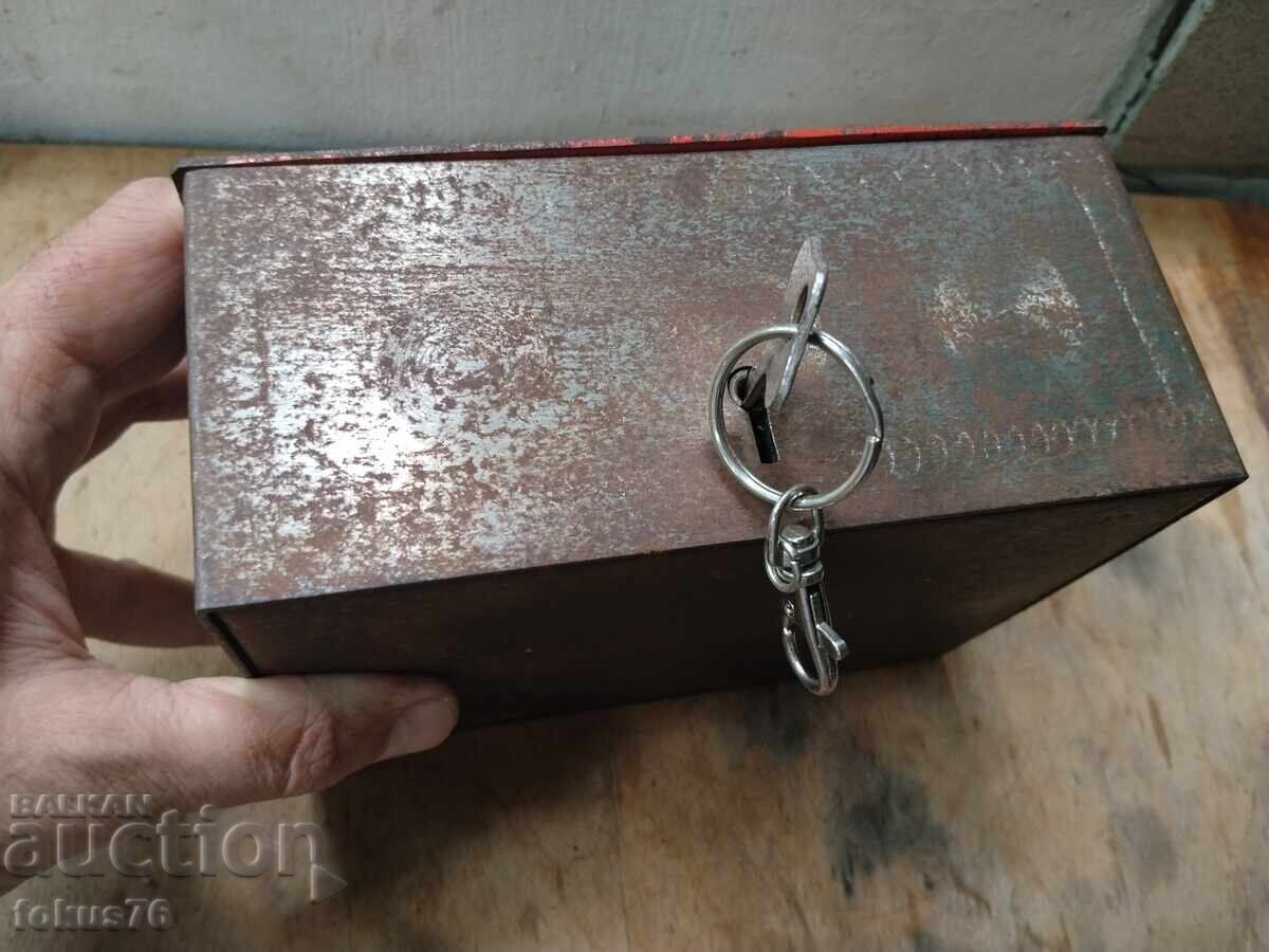 Licitație Casă de bani veche din metal, seif pentru bani și valori Libor