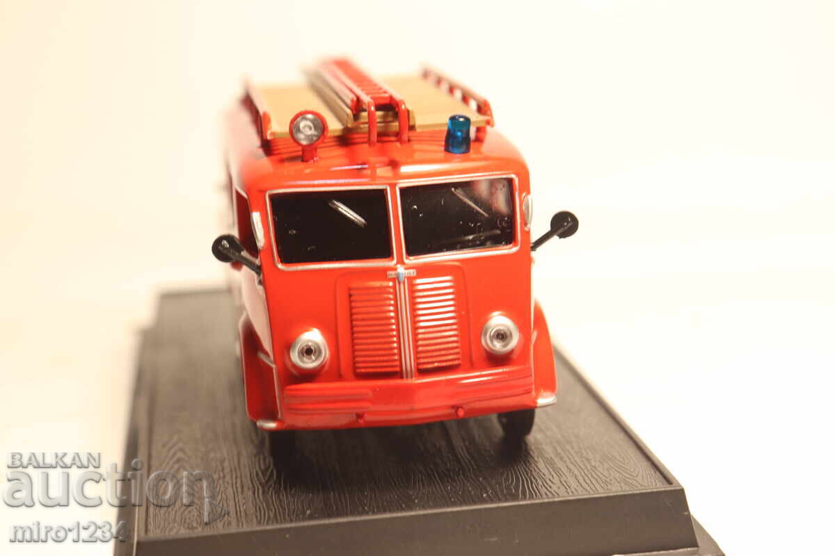 1/57 CAMION DE POMPIERI BERLIET MODEL MINIATURĂ - 5