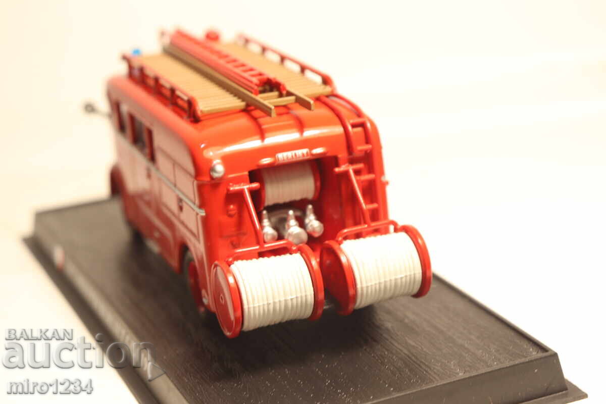 1/57 CAMION DE POMPIERI BERLIET MODEL MINIATURĂ - 7