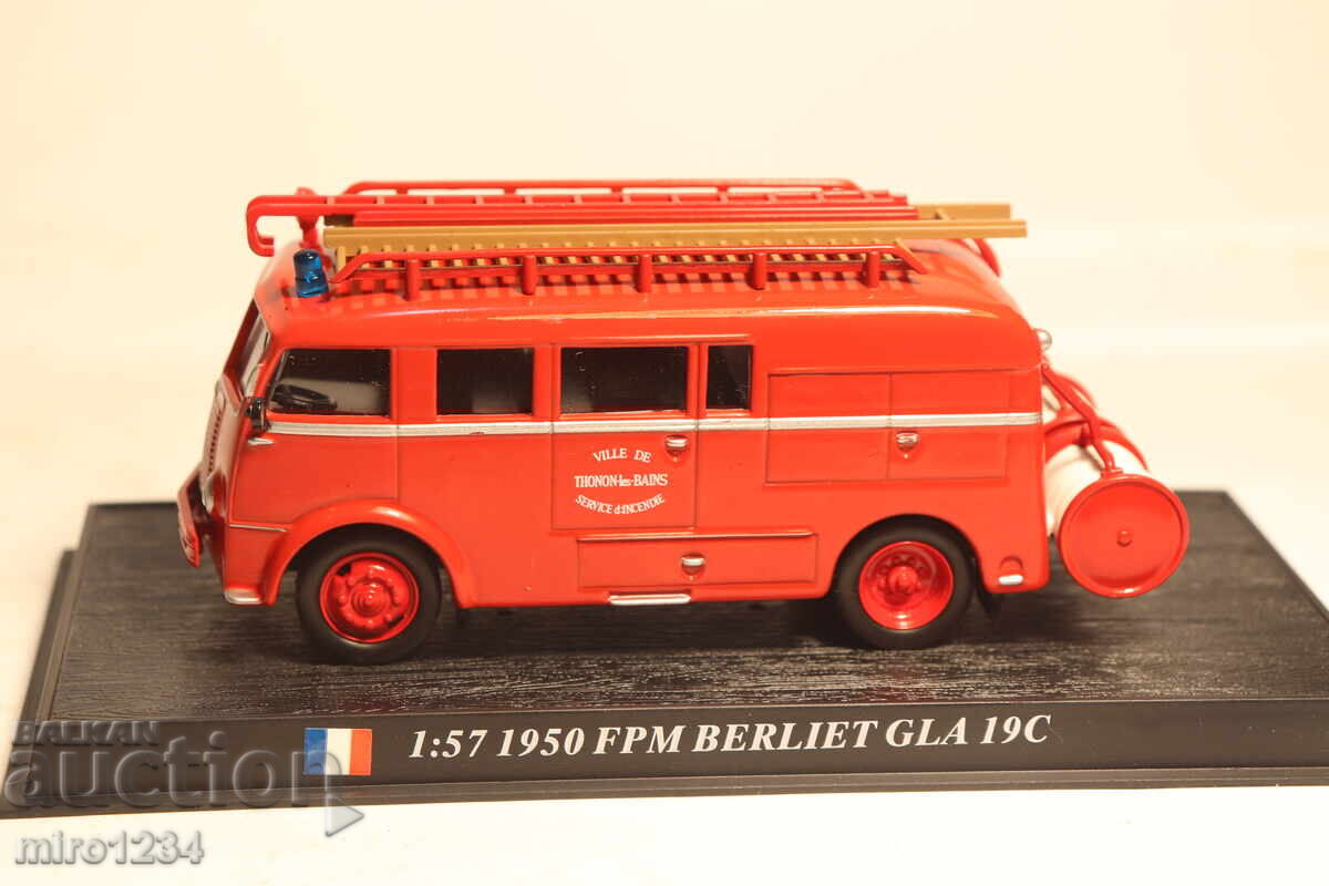 1/57 CAMION DE POMPIERI BERLIET MODEL MINIATURĂ