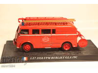 1/57 CAMION DE POMPIERI BERLIET MODEL MINIATURĂ