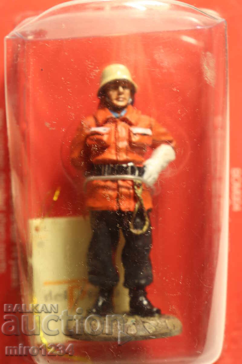 Delivery of DEL PRADO FIREMAN FIREFIGHTER FIGURINE UNIFORM