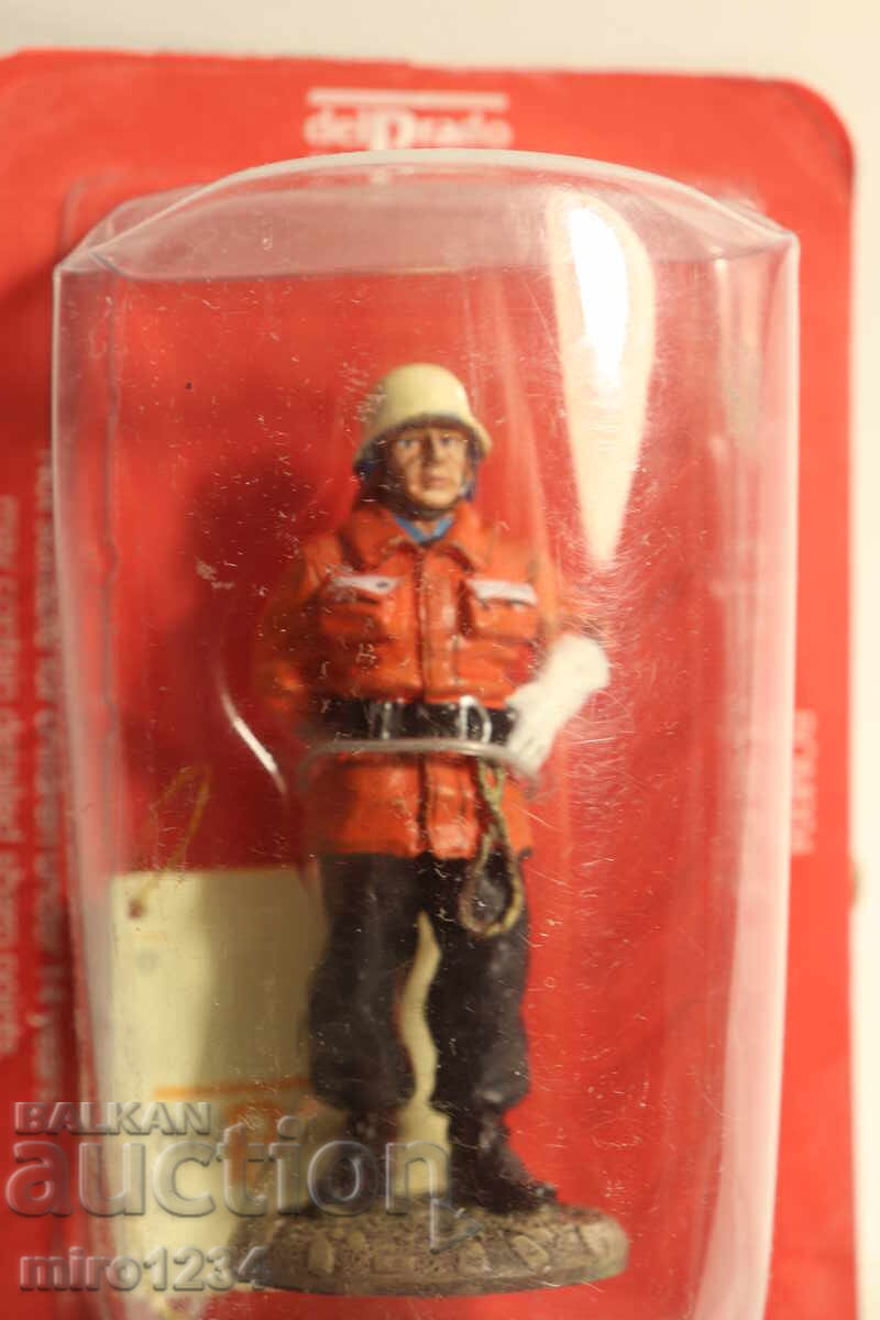 DEL PRADO FIREMAN FIREFIGHTER FIGURINE UNIFORM - 5
