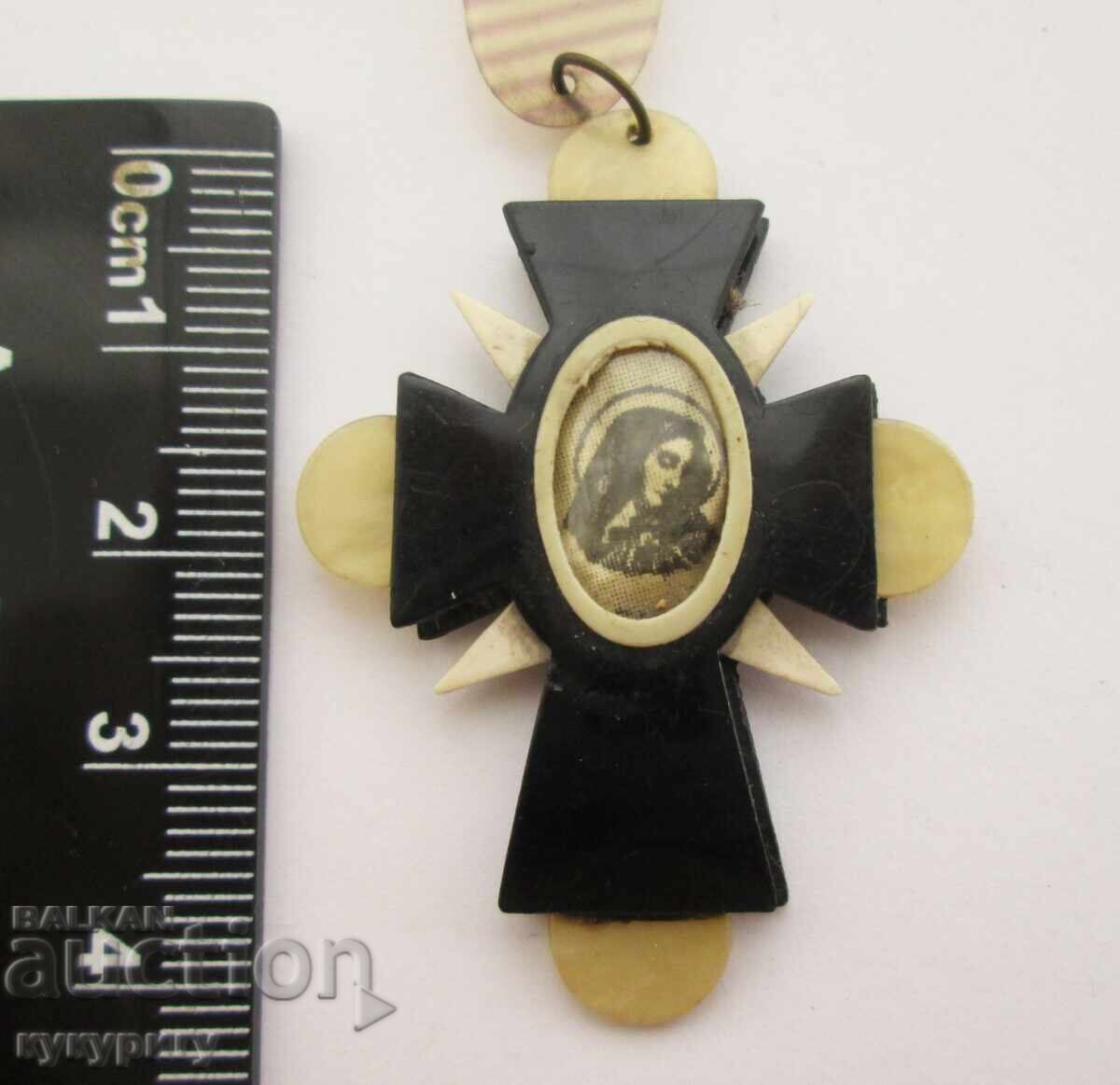 Bijuterie religioasă veche colier din celuloid cruce Sf. Fecioară Maria cu preț € 12.50 | 24.45 BGN