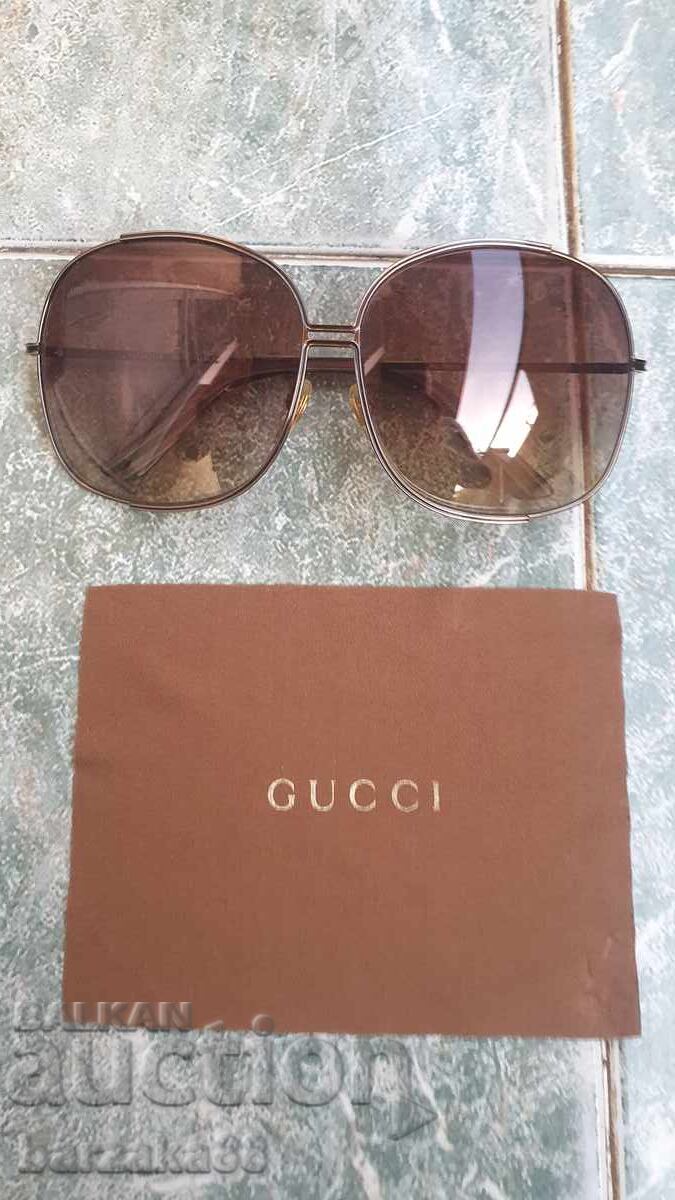 Дамски слънчеви очила Gucci с калъф с цена € 50.00 | 97.79 лв.