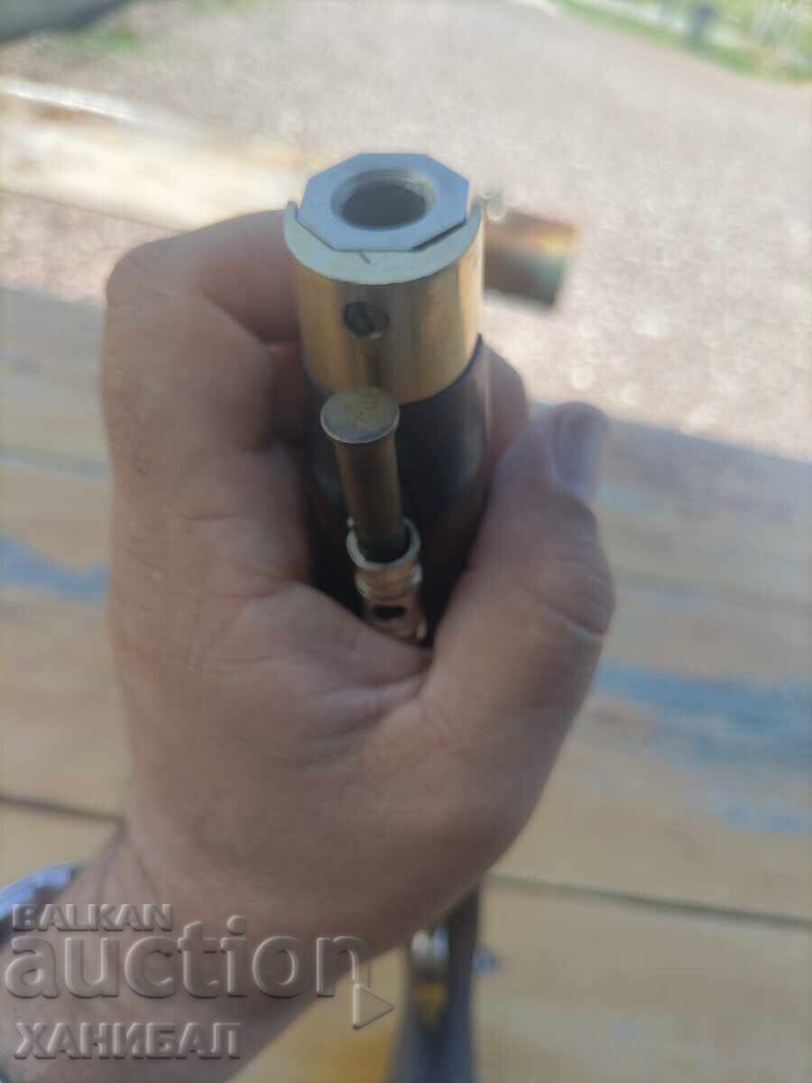 ACEASTA ESTE O REPLICĂ FUNCȚIONALĂ A UNUI PISTOL CU CAPSĂ DE CALIBRU 45 - 6 ACEASTA ESTE O REPLICĂ FUNCȚIONALĂ A UNUI PISTOL CU CAPSĂ DE CALIBRU 45 - 6