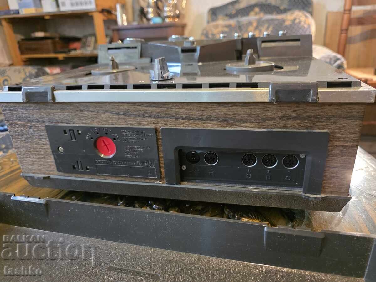 Delivery of GRUNDIG TK220 reel-to-reel tape recorder