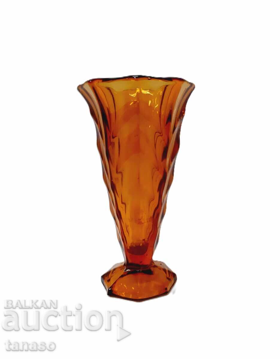 Vază vintage din sticlă portocalie cu design geometric 16,5 cm cu preț € 12.00 | 23.47 BGN