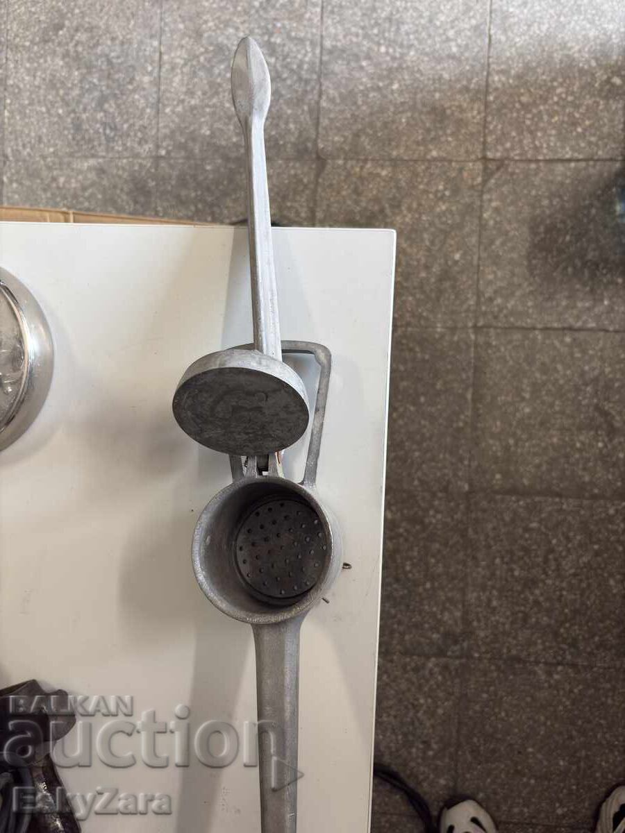 Αρχαία χειροκίνητη πρέσα αλουμινίου με τιμή € 20.00 | 39.12 BGN Αρχαία χειροκίνητη πρέσα αλουμινίου με τιμή € 20.00 | 39.12 BGN