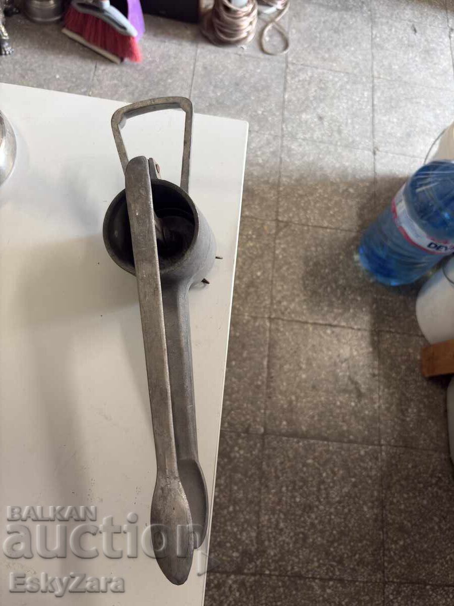 Δημοπρασία Αρχαία χειροκίνητη πρέσα αλουμινίου Δημοπρασία Αρχαία χειροκίνητη πρέσα αλουμινίου