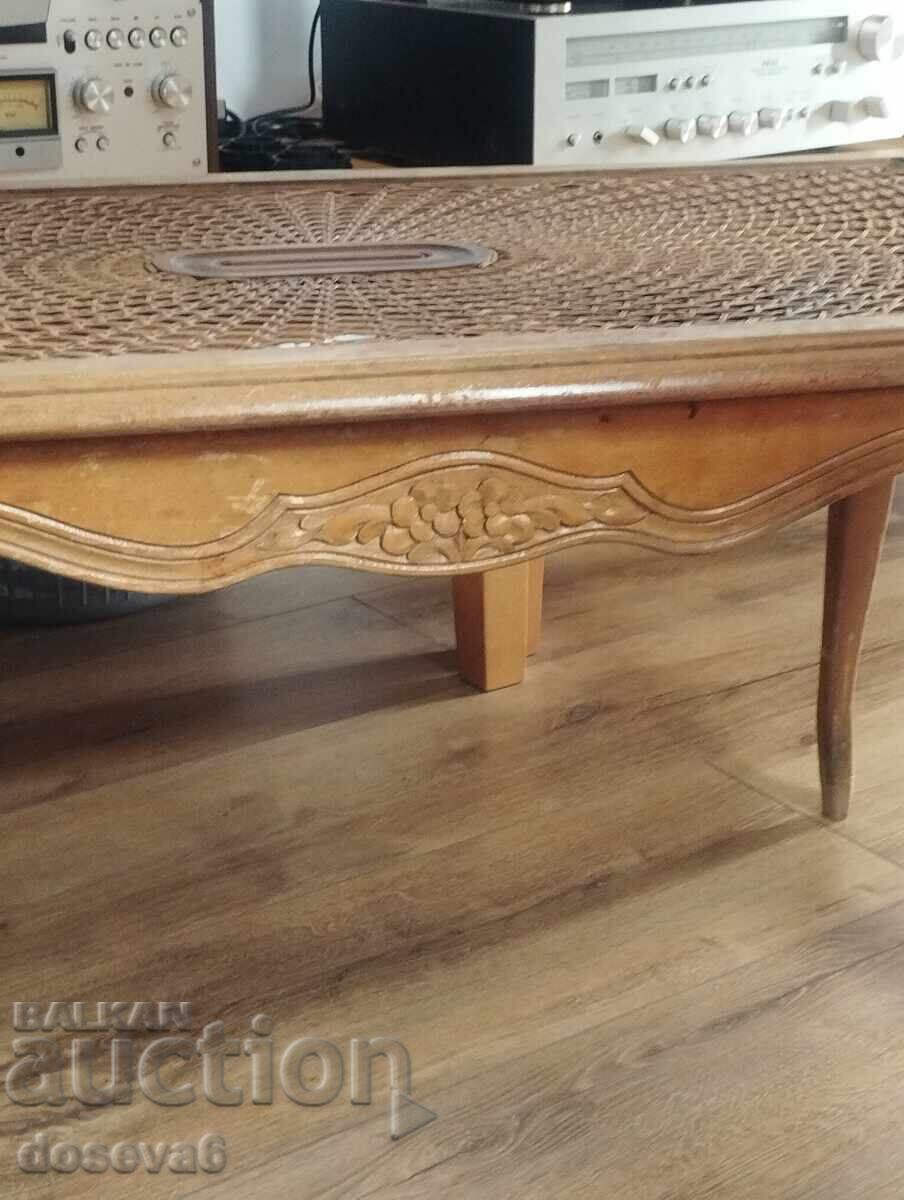Măsuță de cafea retro din lemn masiv cu blat din ratan împletit cu preț € 80.00 | 156.47 BGN