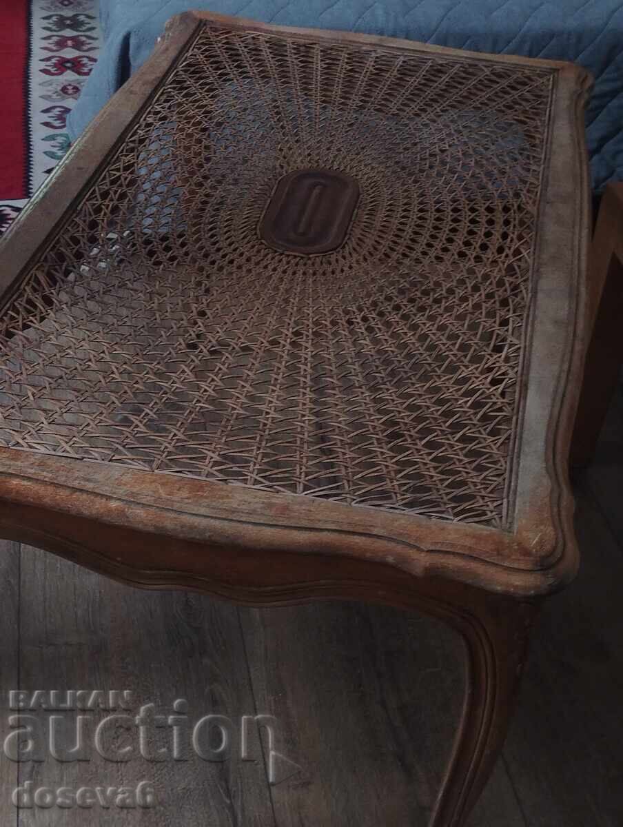 Licitație Măsuță de cafea retro din lemn masiv cu blat din ratan împletit