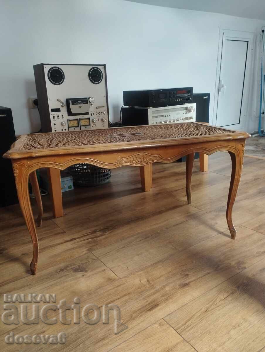 Măsuță de cafea retro din lemn masiv cu blat din ratan împletit