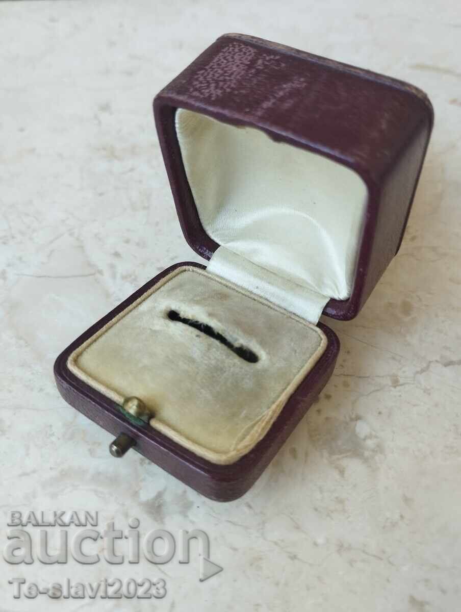 Παλιά κοσμηματοθήκη - δαχτυλίδι