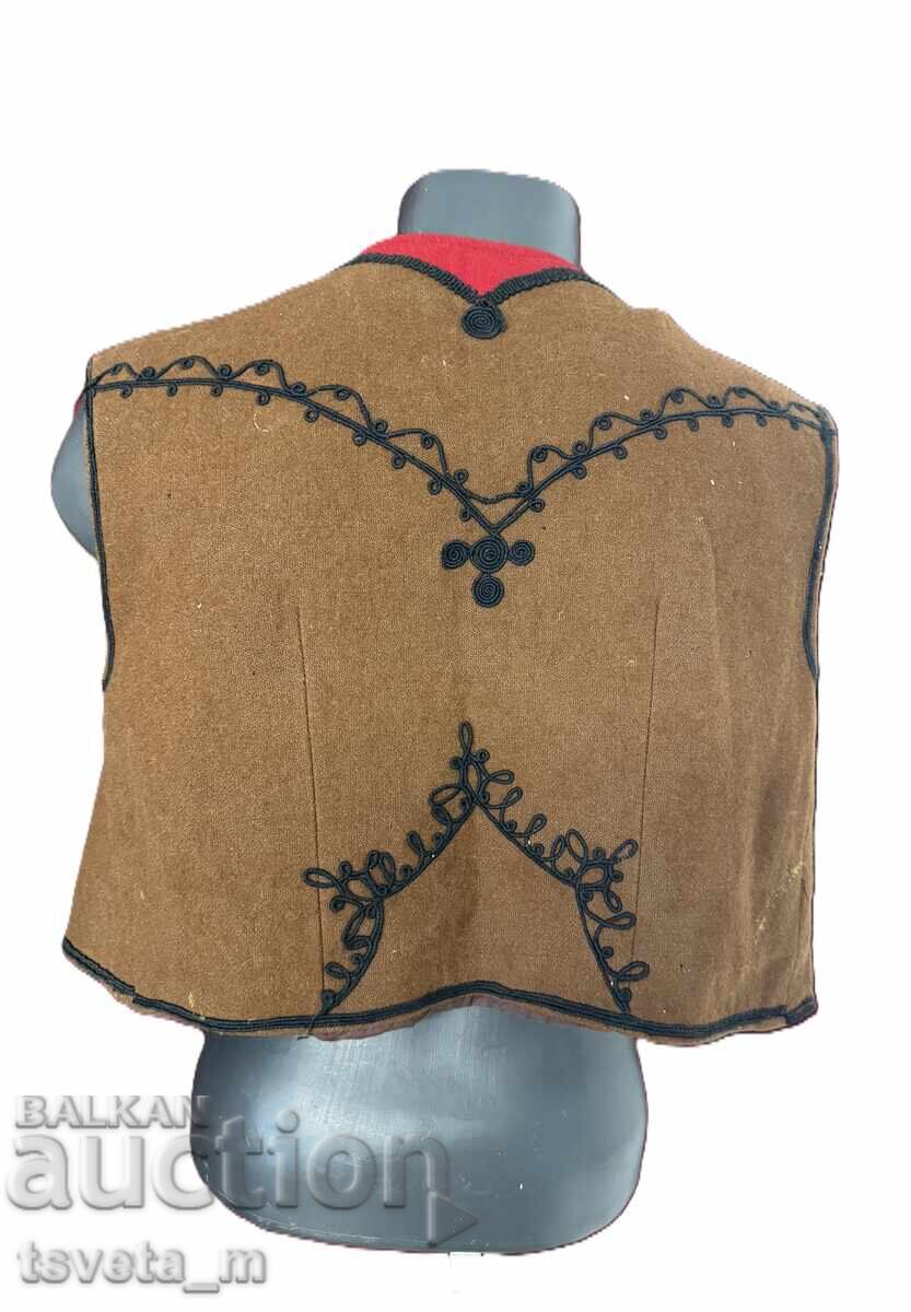 Vestă bărbătească din lână cu găitane, costum popular cu preț € 20.00 | 39.12 BGN Vestă bărbătească din lână cu găitane, costum popular cu preț € 20.00 | 39.12 BGN