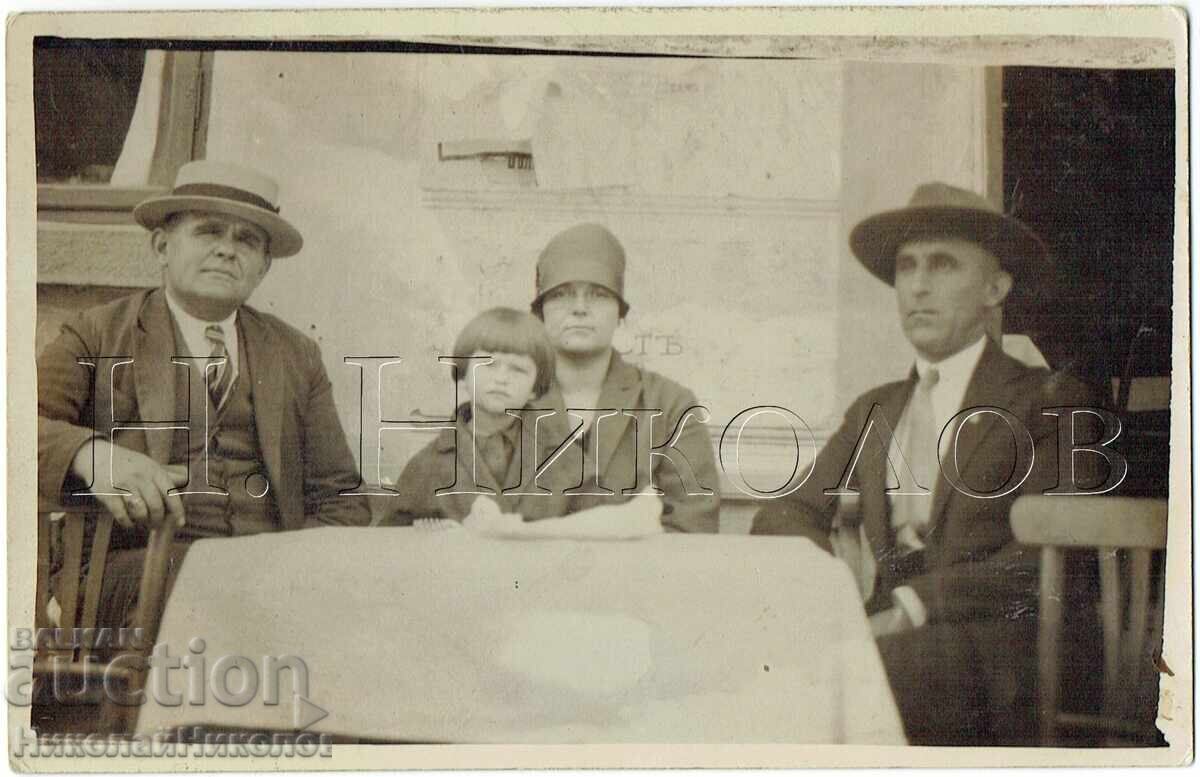 1927 ΠΑΛΙΑ ΦΩΤΟΓΡΑΦΙΑ ΕΛΕΝΑ ΜΠΕΜΠΡΟΒΟ ΟΙΚΟΓΕΝΕΙΑ ΣΕ ΕΣΤΙΑΤΟΡΙΟ Ζ897