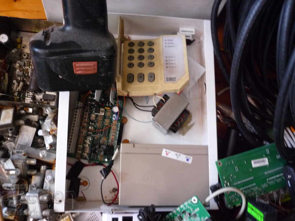 Livrarea Electronică, panou de alarmă, cameră, splitere, switch-uri, surse de alimentare