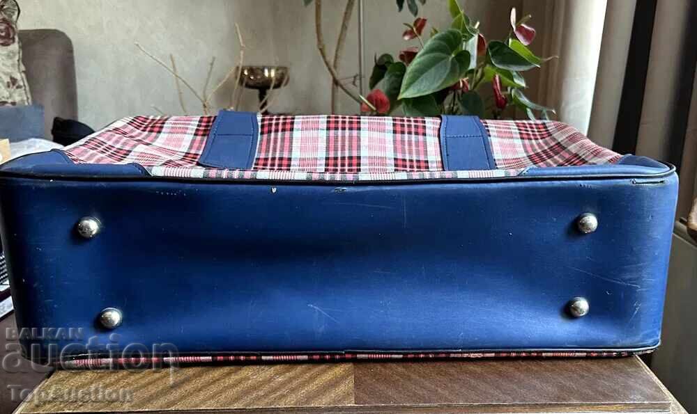Valiză retro în carouri din anii '70 – Vintage / Recuzită cu preț € 10.00 | 19.56 BGN Valiză retro în carouri din anii '70 – Vintage / Recuzită cu preț € 10.00 | 19.56 BGN