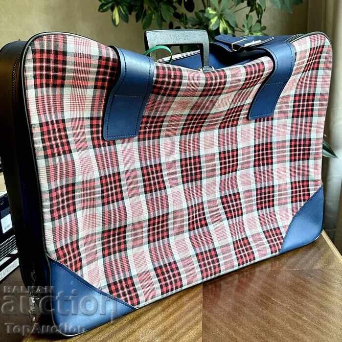 Valiză retro în carouri din anii '70 – Vintage / Recuzită Valiză retro în carouri din anii '70 – Vintage / Recuzită