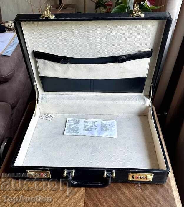 Geantă diplomat rigidă - negru. Nouă cu preț € 20.00 | 39.12 BGN Geantă diplomat rigidă - negru. Nouă cu preț € 20.00 | 39.12 BGN