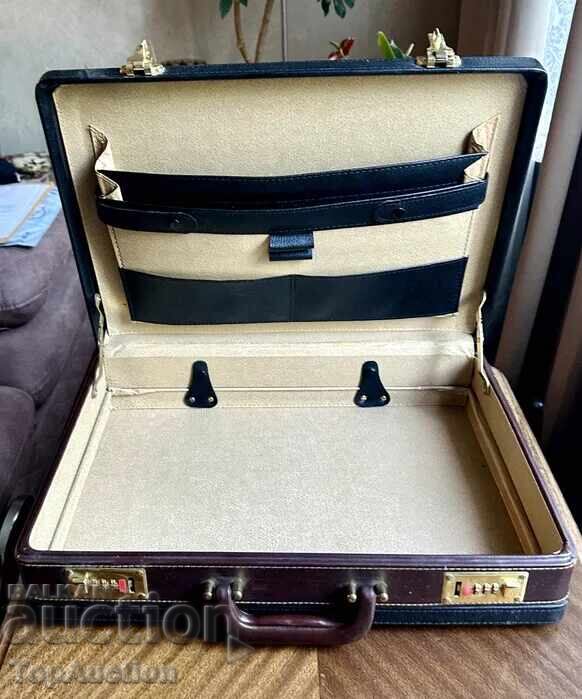 Diplomat - geantă diplomat rigidă de lux - negru și maro. Nou! cu preț € 30.00 | 58.68 BGN Diplomat - geantă diplomat rigidă de lux - negru și maro. Nou! cu preț € 30.00 | 58.68 BGN