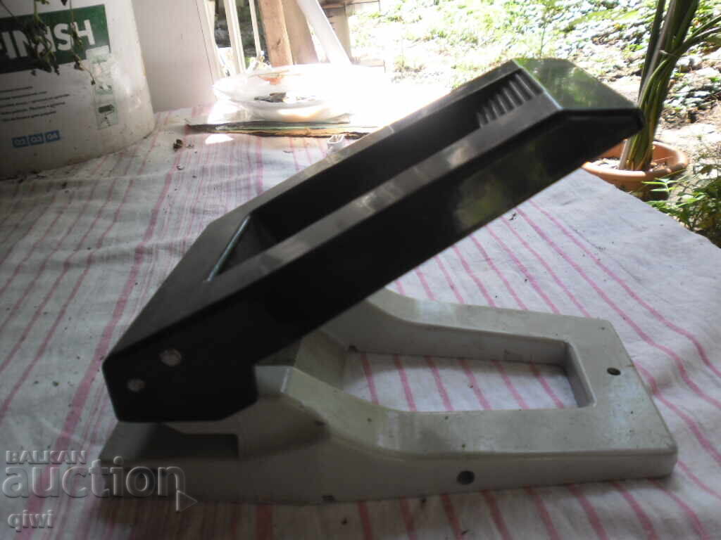 Vând perforator de hârtie profesional cu preț € 10.00 | 19.56 BGN