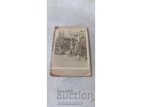 Fotografie Tânără femeie hrănind găini Viena 1916 Carton