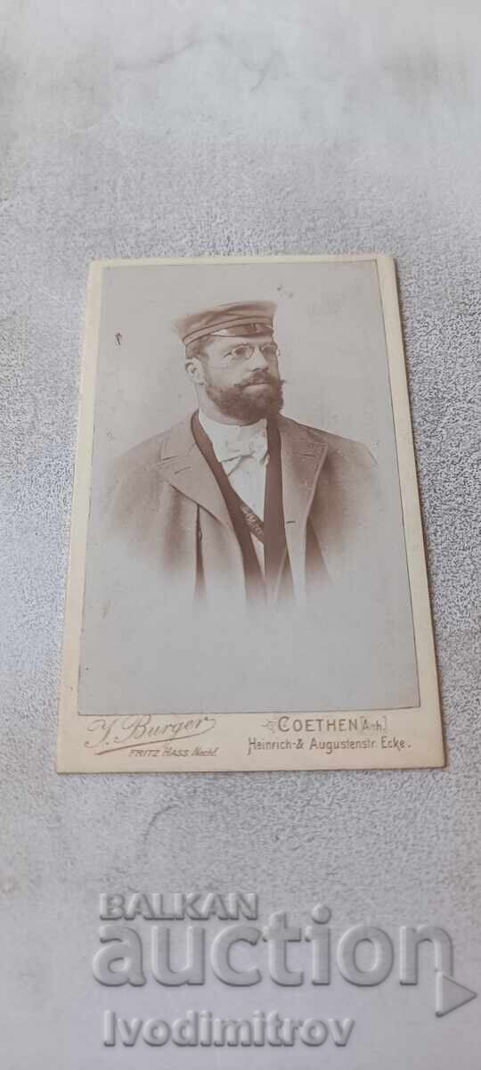 Fotografie Tânăr cu ochelari Coethen Carton