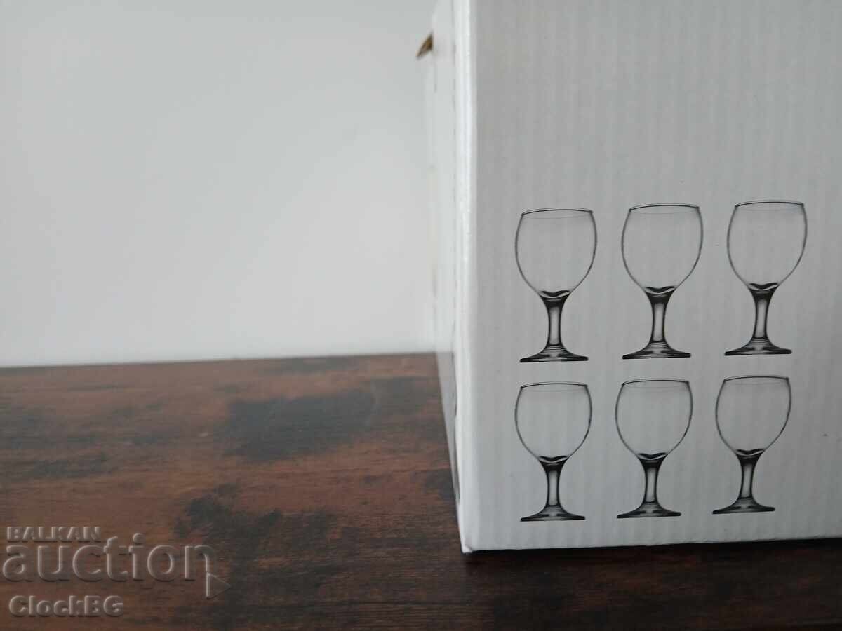 6 ποτήρια κρασιού με πόδι Bistro με τιμή € 10.00 | 19.56 BGN
