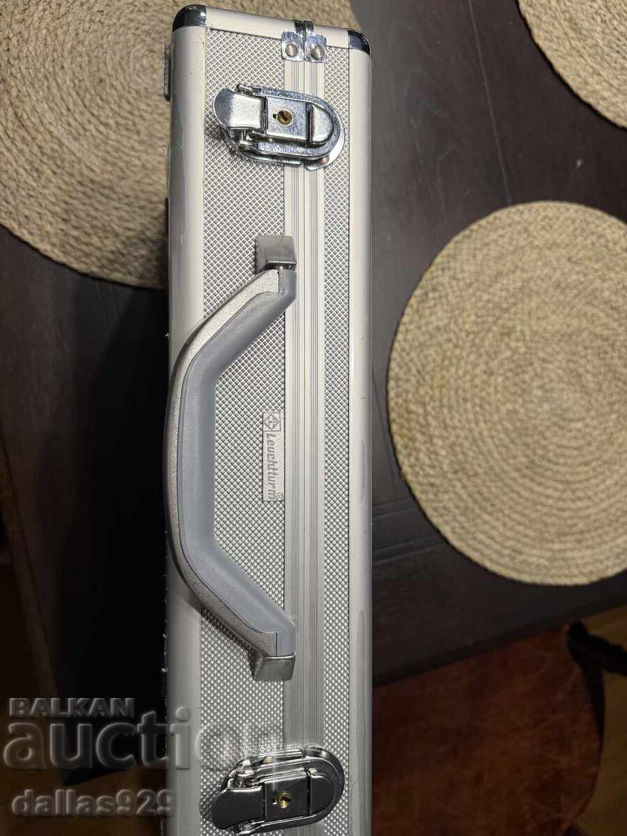 Auction  Suitcase with 4 trays