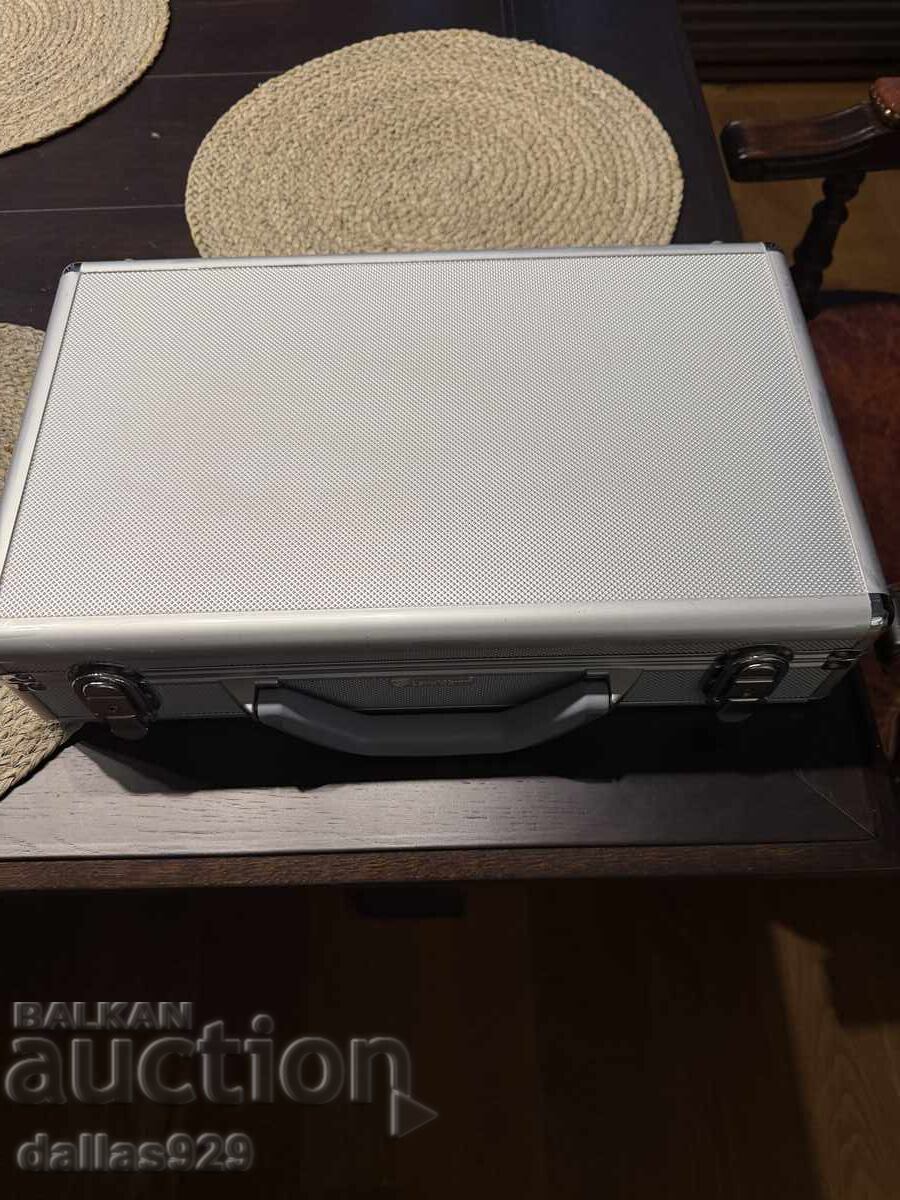 Suitcase with 4 trays