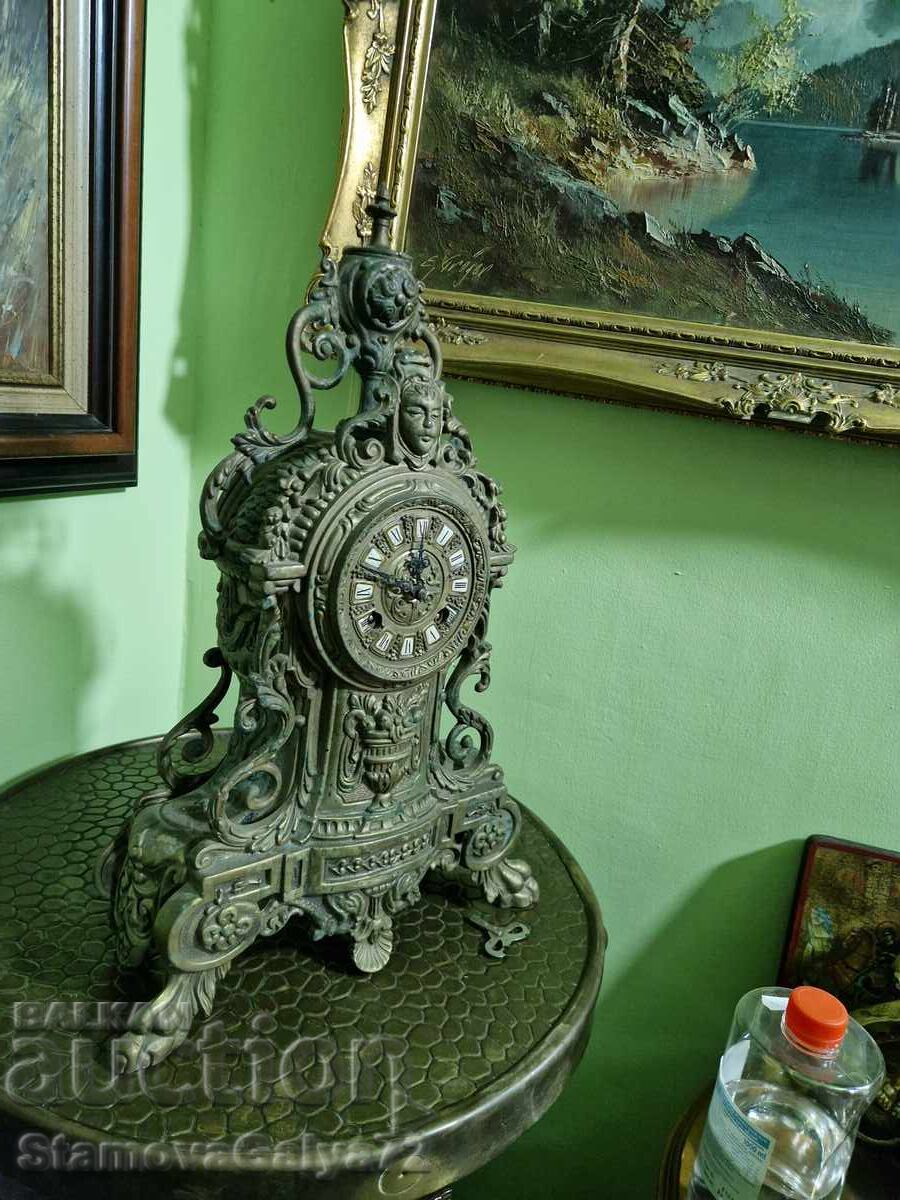 Minunat ceas de șemineu antic din bronz cu preț € 288.00 | 563.28 BGN