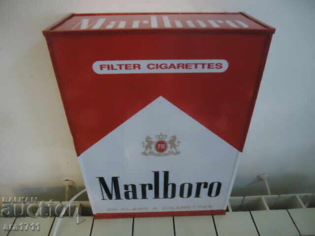 Cutie luminoasă Marlboro cu preț € 50.00 | 97.79 BGN