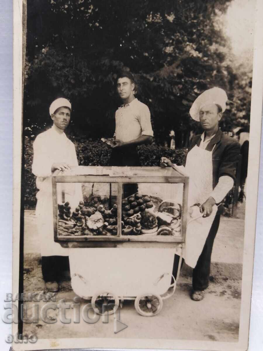 1939 PLOVDIV - VÂNZĂTOR DE MERE ZAHARITE ȘI COVRIGI, FOTOGRAFIE cu preț € 10.00 | 19.56 BGN
