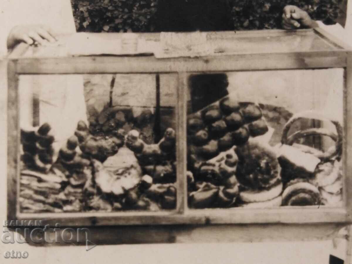Licitație 1939 PLOVDIV - VÂNZĂTOR DE MERE ZAHARITE ȘI COVRIGI, FOTOGRAFIE