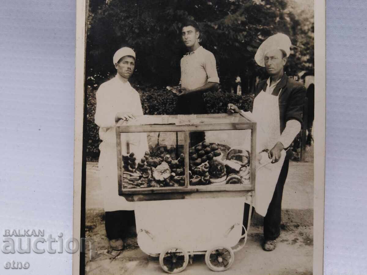 1939 PLOVDIV - VÂNZĂTOR DE MERE ZAHARITE ȘI COVRIGI, FOTOGRAFIE