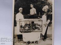 1939 PLOVDIV - VÂNZĂTOR DE MERE ZAHARITE ȘI COVRIGI, FOTOGRAFIE