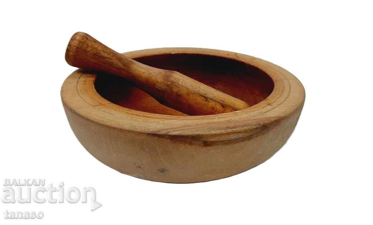Bol vechi din lemn, mojar cu pistil, lucrat manual