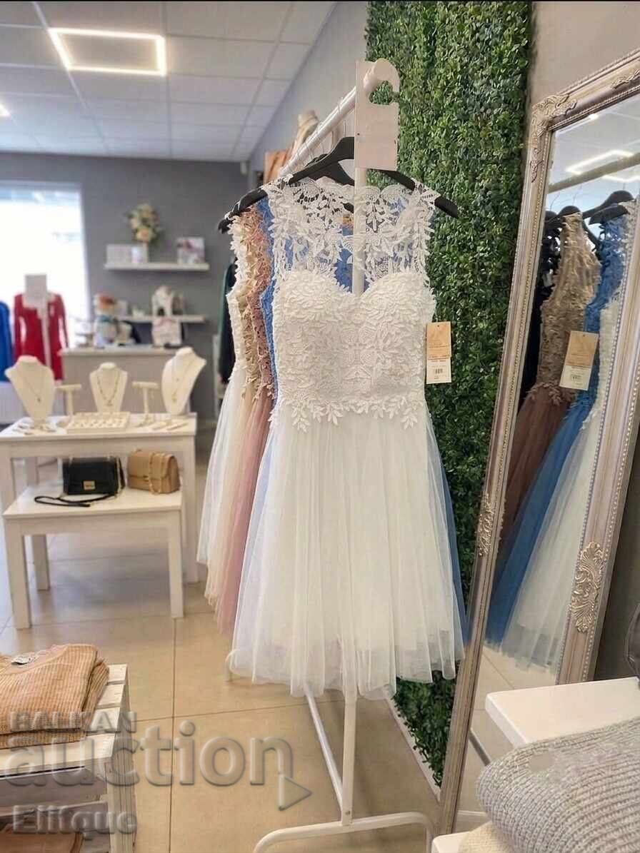 Livrarea Rochii de ocazie cu tul și dantelă bogată