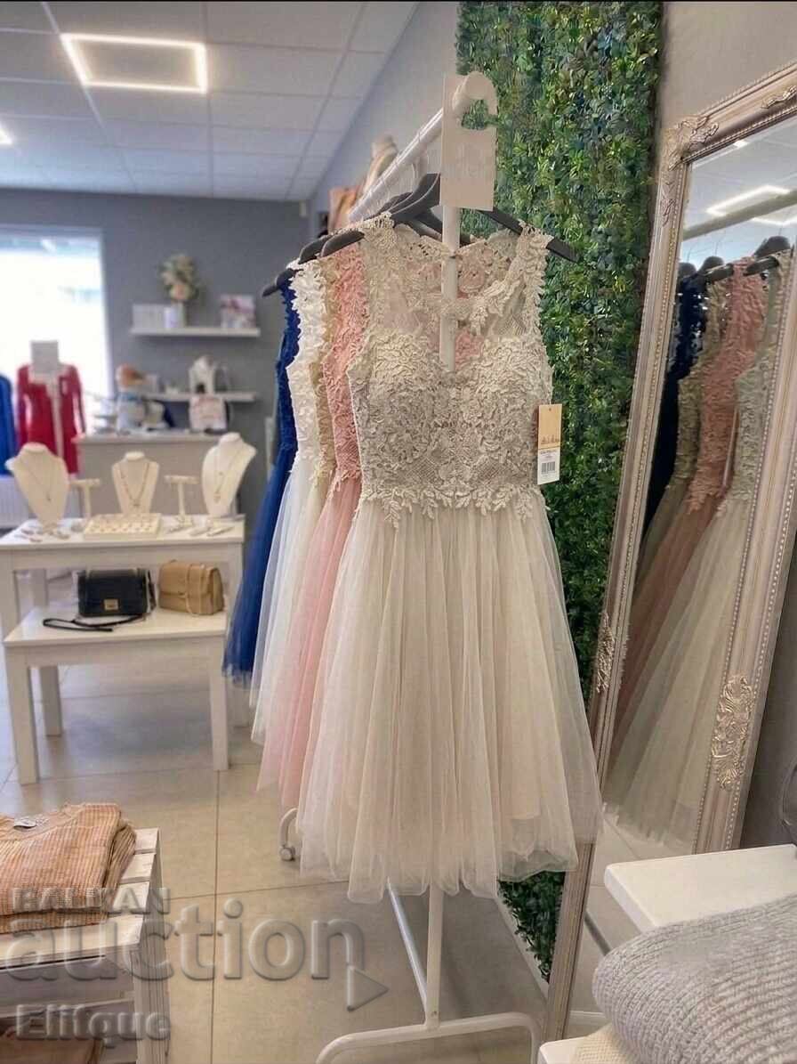 Rochii de ocazie cu tul și dantelă bogată