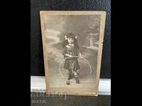 Fotografie din 1917 pe carton rigid, fată cu cerc, S. Gelch Ruse