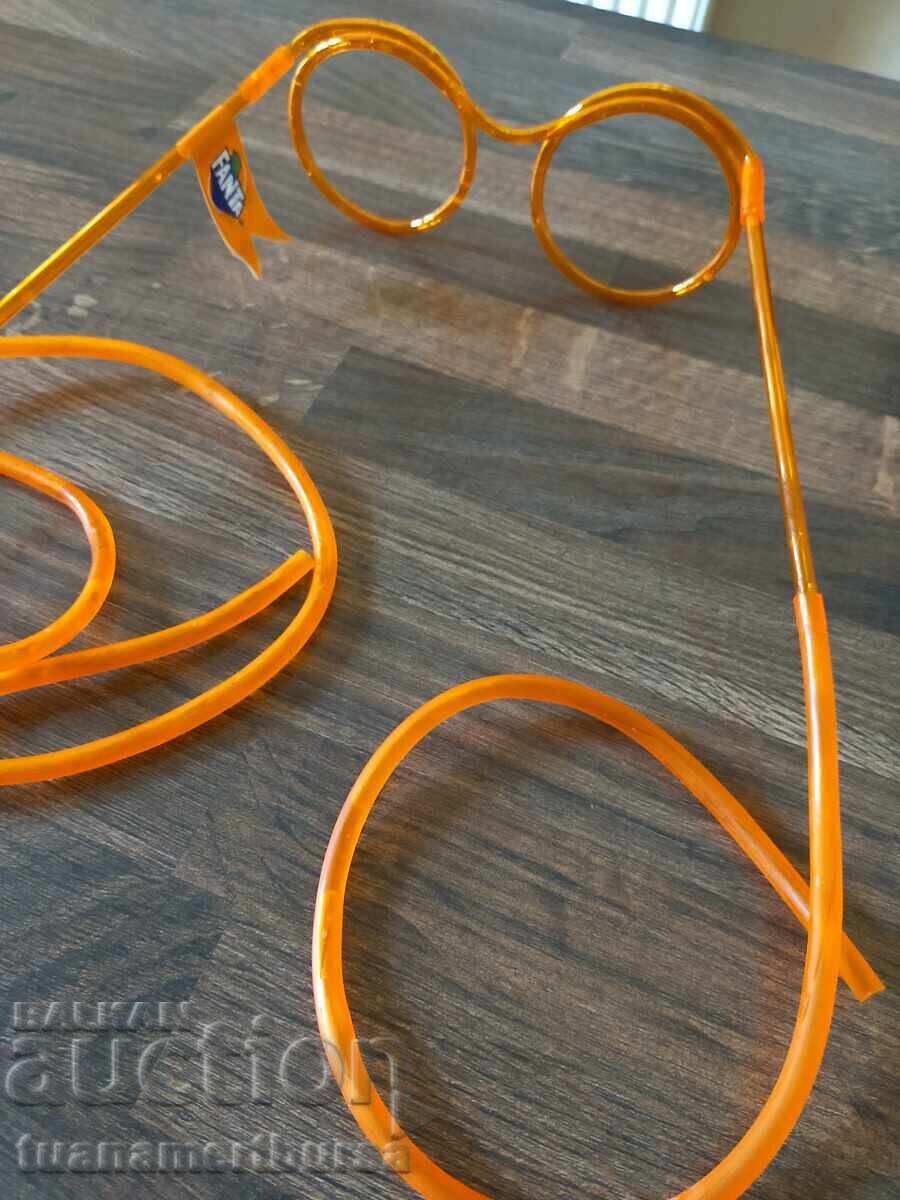 Παράδοση Γυαλιά με καλαμάκια Fanta